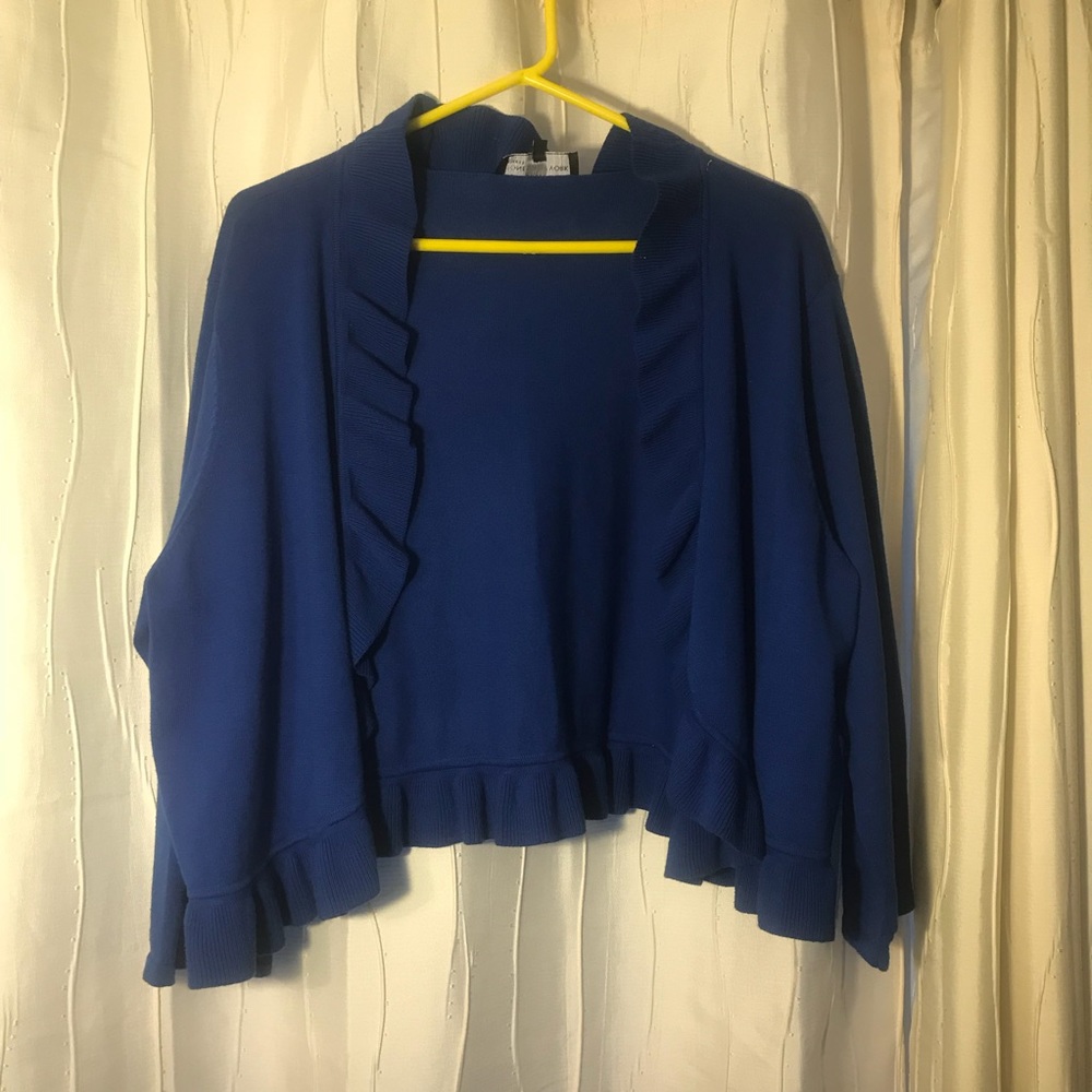 Short light jacket sweater with frills 3/4 sleeved
